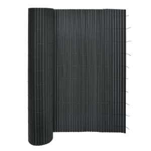 Cl&ocirc;ture en PVC renforc&eacute; de tube carr&eacute; &agrave; face bross&eacute;e avec lignes en relief sur la surface