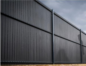 4,9 cm dicke Holzverbundlatte (WPC).